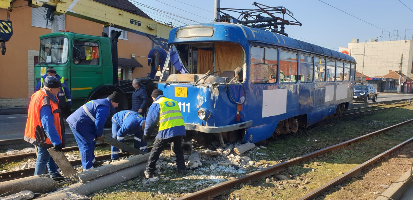 Un tramvai cu pasageri a deraiat şi a dărâmat un stâlp din beton. Evenimentul s-a petrecut în Arad