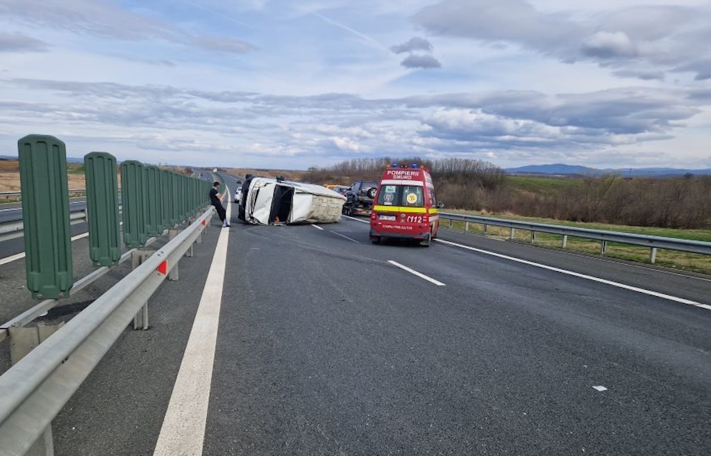 O mașină a luat foc, în urma unui accident pe autostrada A1, în apropiere de Făget