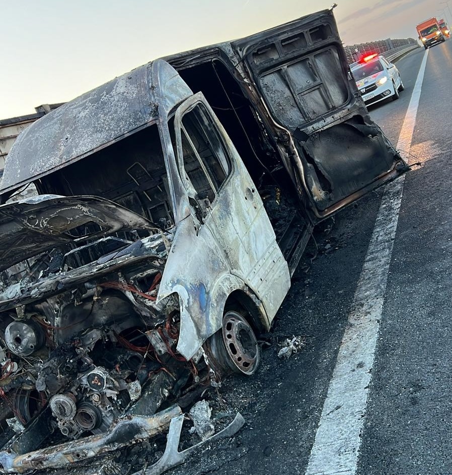 Un microbuz a luat foc pe A1, în județul Arad