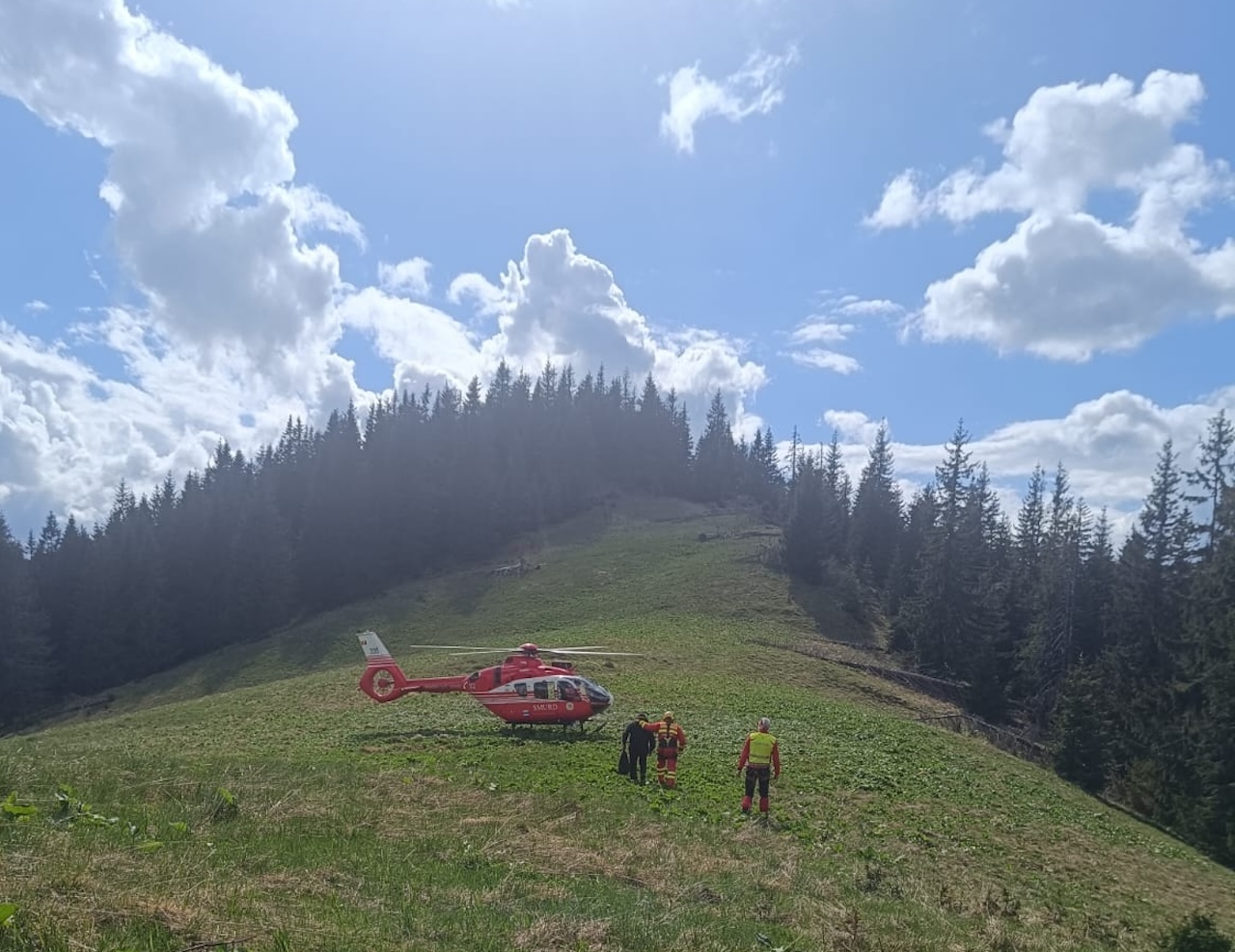 Un ucrainean aflat pe munte de 3 zile, rămas fără apă şi hrană, recuperat de salvamontişti şi poliţiştii de frontieră maramureșeni