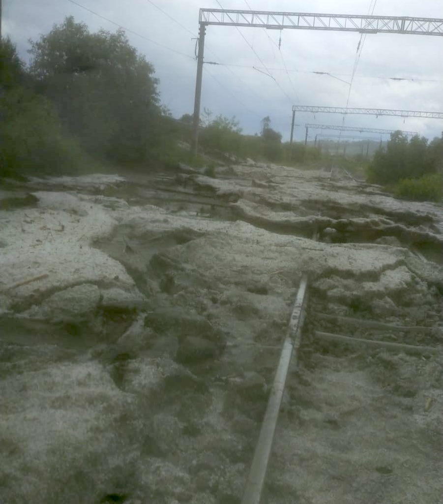 Trafic feroviar oprit pe Magistrala 300, la limita judeţelor Braşov şi Mureş, din cauza apelor şi a aluviunilor care au acoperit calea ferată