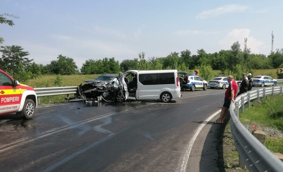 Zece persoane implicate într-un accident rutier pe drumul naţional care leagă Timişul de Hunedoara