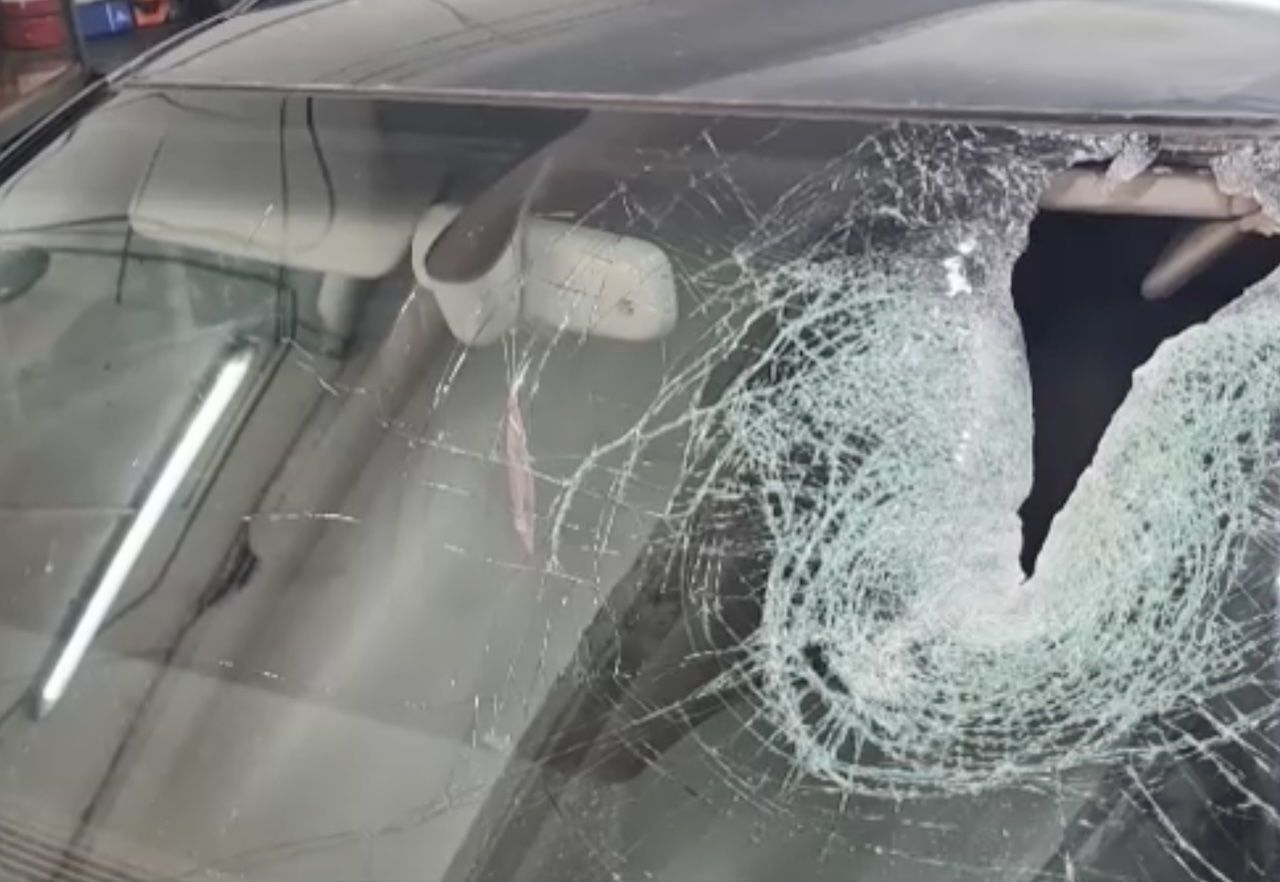 Șoferiță rănită, după ce i-a căzut un bolovan prin parbriz